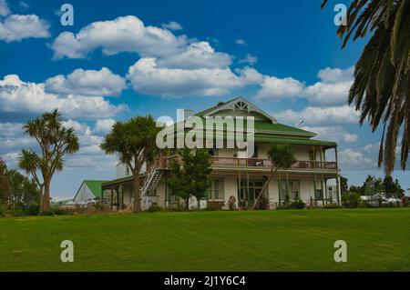 Un magnifico palazzo dei pionieri tradizionali, costruito nel 1901, nella città di Marton, distretto di Rangitikei, Isola del Nord, Nuova Zelanda Foto Stock