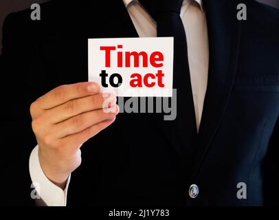 Imprenditrice mani carta bianca segno con il tempo per agire messaggio di testo isolato sul muro grigio office background. Retrò stile instagram immagine Foto Stock