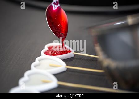 Primo piano, il processo di produzione di lecca-lecca a base di ingredienti naturali. Foto Stock