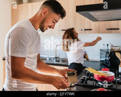 Coppia felice preparare il cibo insieme in cucina a casa Foto Stock