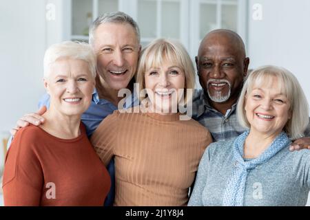Ritratto di gruppo multirazziale di amici anziani che si posano insieme Foto Stock