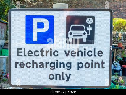Cartello per punto di ricarica per veicoli elettrici solo per veicoli EV, Cupar, Scozia, Regno Unito Foto Stock