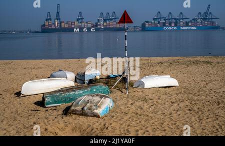 Barche e dingo sulla riva di Harwich di fronte al porto di Felixstowe Foto Stock