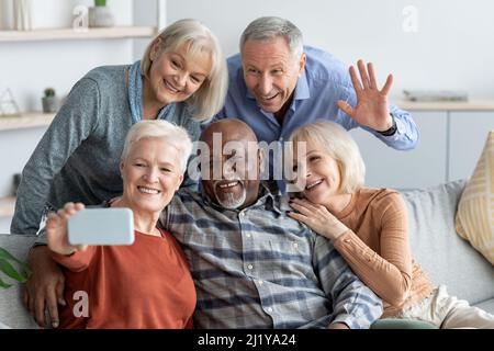 Cinque amici anziani allegri che prendono selfie sul telefono cellulare Foto Stock