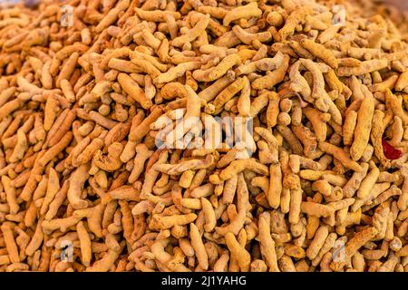 Un mucchio di radici curmeriche gialle secche da vicino vista dall'alto Foto Stock