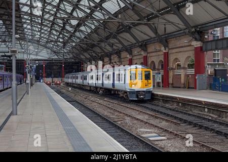 Northern rail classe 319 elettrico multiunità treno 319366 alla stazione ferroviaria di Liverpool Lime Street in una livrea bianca neutra Foto Stock