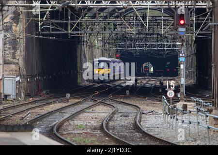 Northern Rail classe 319 treno pendolare elettrico 319383 che si avvicina a Liverpool Lime Street passando per Edge Hill Cutting Foto Stock