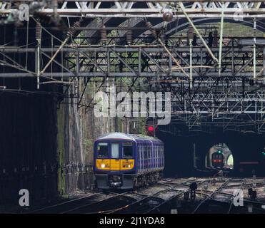 Northern Rail classe 319 treno pendolare elettrico 319383 che si avvicina a Liverpool Lime Street passando per Edge Hill Cutting Foto Stock