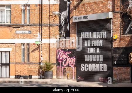 HACKNEY, LONDRA, INGHILTERRA- 23 Marzo 2022: Due anni di bar in Hackney dove un piano mezzanino è stato colapsed nel Febbraio 2022 Foto Stock