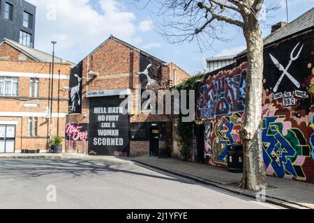 HACKNEY, LONDRA, INGHILTERRA- 23 Marzo 2022: Due anni di bar in Hackney dove un piano mezzanino è stato colapsed nel Febbraio 2022 Foto Stock