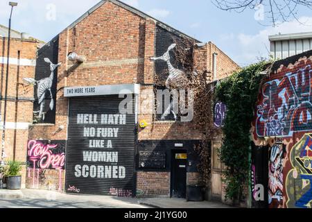 HACKNEY, LONDRA, INGHILTERRA- 23 Marzo 2022: Due anni di bar in Hackney dove un piano mezzanino è stato colapsed nel Febbraio 2022 Foto Stock