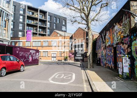 HACKNEY, LONDRA, INGHILTERRA- 23 Marzo 2022: Due anni di bar in Hackney dove un piano mezzanino è stato colapsed nel Febbraio 2022 Foto Stock