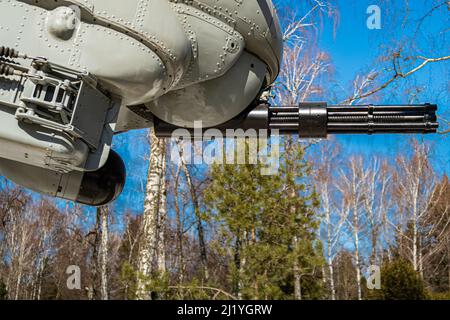 Novomoskovsk, Russia - 24 marzo 2022: Cabina di pilotaggio per elicotteri militari. Foto di alta qualità Foto Stock