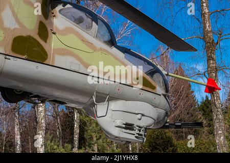 Novomoskovsk, Russia - 24 marzo 2022: Cabina di pilotaggio per elicotteri militari. Foto di alta qualità Foto Stock