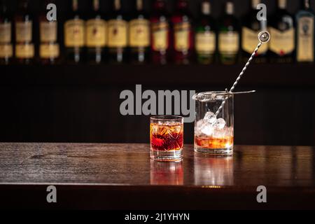 Bicchiere di cristallo di classico cocktail negroni con ghiaccio Foto Stock