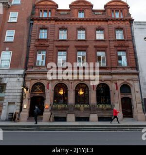 Londra, Greater London, Inghilterra, marzo 08 2022: Il tradizionale Pub del West End di Horse and Guardsman a Whitehall. I pedoni passano come la sera attira Foto Stock