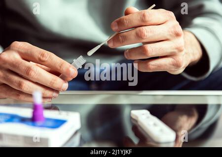 Giovane uomo che fa auto covid prova a casa Foto Stock