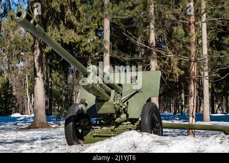 Novomoskovsk, Russia - 24 marzo 2022: Pezzo di artiglieria laterale. Foto di alta qualità Foto Stock