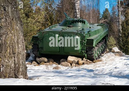 Novomoskovsk, Russia - 24 marzo 2022: Veicolo da combattimento fanteria nella foresta. Foto di alta qualità Foto Stock