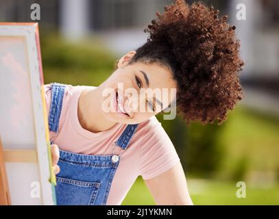 Mente se vi dipingo. Ritratto ritagliato di una bella pittura giovane donna nel parco. Foto Stock