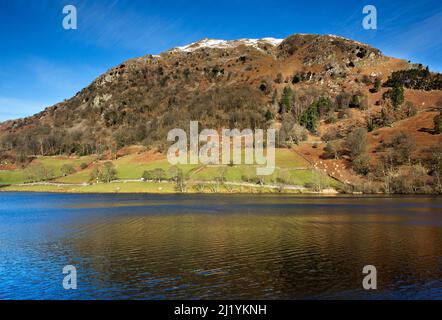 Nab cicatrice sopra Rydal acqua in inverno Parco Nazionale del Distretto dei Laghi Cumbria Inghilterra England Regno Unito Foto Stock