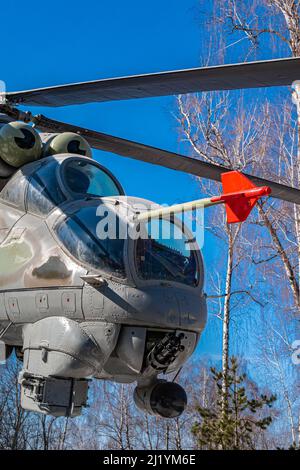 Novomoskovsk, Russia - 24 marzo 2022: Cabina di pilotaggio per elicotteri militari. Foto di alta qualità Foto Stock