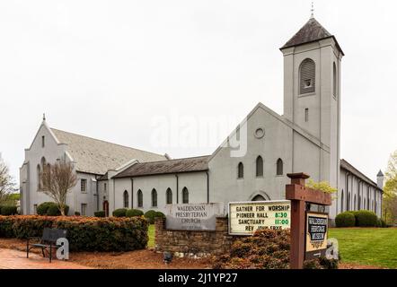 VALDESE, NC, USA-24 MARZO 2022: Chiesa Presbiteriana Waldensiana, edificio con campanile, cartello monumento, e segnali informativi. Foto Stock