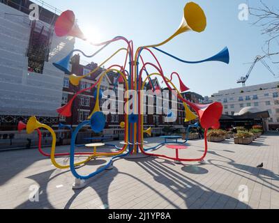 Londra, Greater London, Inghilterra, marzo 08 2022: Brown Hart Gardens, un giardino pubblico rialzato al largo di Duke Street con la colorata mostra Sonic Bloom Foto Stock