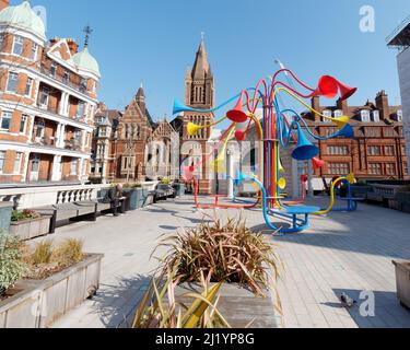 Brown Hart Gardens, un giardino pubblico sopraelevato al di fuori di Duke Street. Colorful Sonic Bloom mostra e la Cattedrale Cattolica Ukraniana Behind.London. Foto Stock