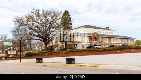 VALDESE, NC, USA-24 MARZO 2022: The Old Rock School, ora un luogo di intrattenimento. Include edificio, cartello monumento. Foto Stock