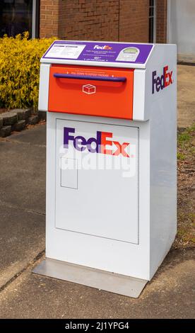 VALDESE, NC, USA-24 MARZO 2022: Cassetta di sicurezza FedEx sul marciapiede. Foto Stock