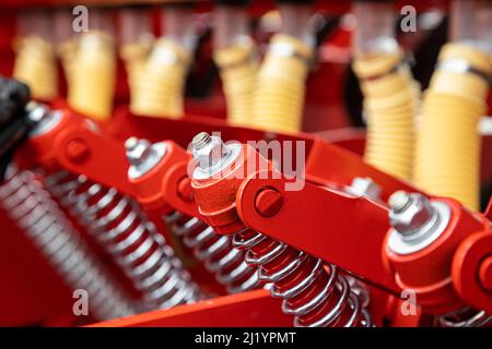 Macchine agricole. Primo piano delle unità tecniche e dei meccanismi delle macchine agricole. Molle ed elementi di sospensione Foto Stock