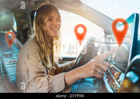 Donna seleziona la destinazione con il navigatore gps per auto Foto Stock
