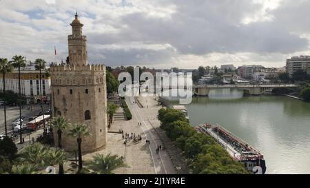 Una vista aerea della Torre del Oro vicino al fiume nella bella Siviglia, Andalusia, Spagna Foto Stock