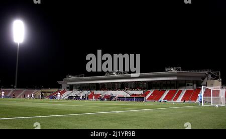 DOHA, QATAR - MARZO 27: Vista panoramica del Grand Hamad Stadium, durante la partita di qualificazione della Coppa del mondo FIFA Qatar 2022 tra la Nuova Zelanda e Tahiti al Grand Hamad Stadium il 27 Marzo 2022 a Doha, Qatar. (Foto tramite MB Media) Foto Stock