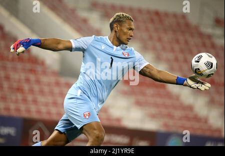 DOHA, QATAR - MARZO 27: Teave Teamotuaitau di Tahiti in azione, durante la Coppa del mondo FIFA Qatar 2022 partita di qualificazione tra la Nuova Zelanda e Tahiti al Grand Hamad Stadium il 27 marzo 2022 a Doha, Qatar. (Foto tramite MB Media) Foto Stock