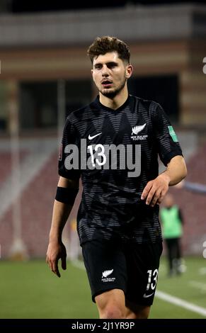 DOHA, QATAR - MARZO 27: Liberato Cacace della Nuova Zelanda in azione, durante la Coppa del mondo FIFA Qatar 2022 partita di qualificazione tra la Nuova Zelanda e Tahiti al Grand Hamad Stadium il 27 marzo 2022 a Doha, Qatar. (Foto tramite MB Media) Foto Stock