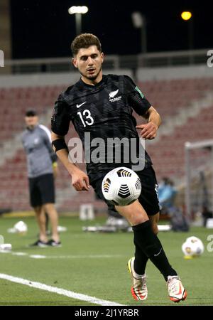 DOHA, QATAR - MARZO 27: Liberato Cacace della Nuova Zelanda in azione, durante la Coppa del mondo FIFA Qatar 2022 partita di qualificazione tra la Nuova Zelanda e Tahiti al Grand Hamad Stadium il 27 marzo 2022 a Doha, Qatar. (Foto tramite MB Media) Foto Stock