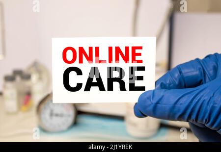 Disegno a mano ONLINE CURA iscrizione con gesso bianco su lavagna, concetto medico. Foto Stock