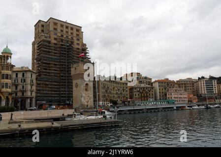 Savona, Italia: Vista panoramica del vecchio porto turistico con barche a vela ormeggiate Foto Stock