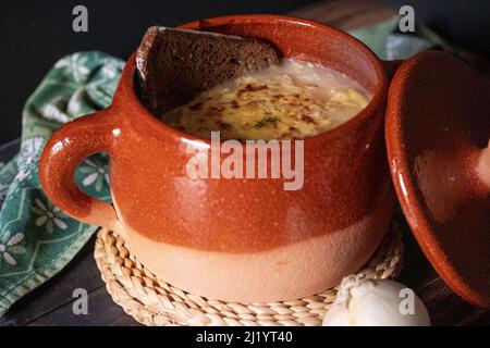 Zuppa di cipolle francese sul tavolo Foto Stock