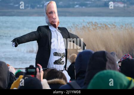 Tbilisi, Georgia. 27th Mar 2022. I russi bruciano un effigie di Putin sulle rive del bacino idrico di Tbilisi Foto Stock