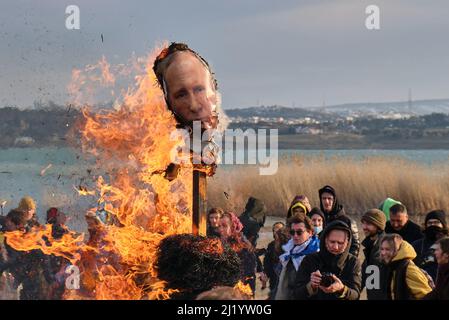 Tbilisi, Georgia. 27th Mar 2022. I russi bruciano un effigie di Putin sulle rive del bacino idrico di Tbilisi Foto Stock