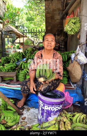 Un venditore locale che vende banane al mercato di Sukawati a Sukawati, Gianyar, Bali. Foto Stock