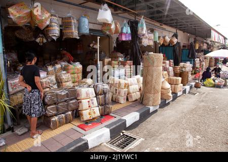 Una fila di negozi che vendono cestini e articoli di rattan a Sukawati Market, Bali, Indonesia. Foto Stock