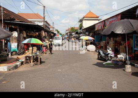 Una strada del mercato a Sukawati, Gianyar Regency, Bali, Indonesia. Foto Stock