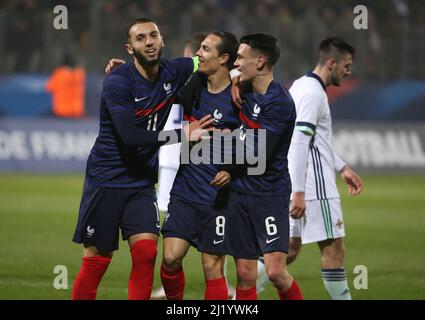 Maxence Caqueret di Francia celebra il suo obiettivo tra Amine Gouiri ed Enzo le Fee durante la partita di calcio internazionale Under 21 amichevole tra Francia e Irlanda del Nord il 28 marzo 2022 allo Stade de l'Epopée di Calais, Francia - Foto Jean Catuffe / DPPI Credit: DPPI Media/Alamy Live News Foto Stock