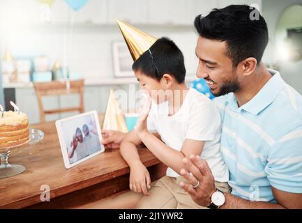 due bambini carini che usano fischietti da festa, indossando cappelli da  festa su uno sfondo bianco, felice infanzia, primo piano ritratto, vacanza  Foto stock - Alamy