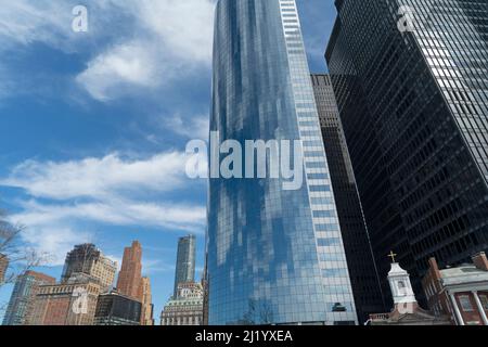 Lo skyline di Lower Manhattan con 17 state Street e parte del Santuario Nazionale di Saint Elizabeth Ann Seton in primo piano. Foto Stock