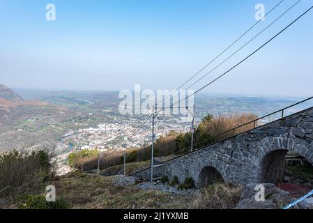 Paesaggio urbano di Lourdes in Francia dalla Funicolare Pic de Jer in inverno. Foto Stock